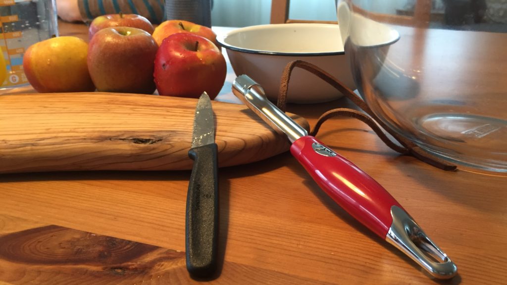 Messer und Apfelkernausstecher
