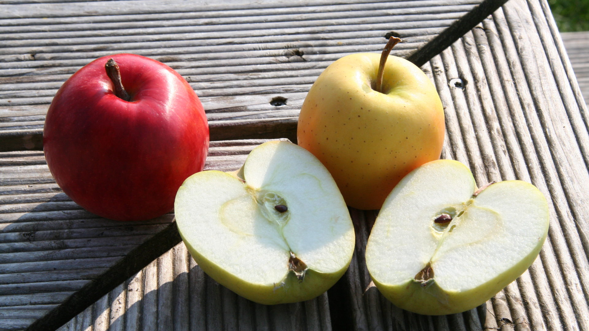 Äpfel, aufgeschnitten und ganz