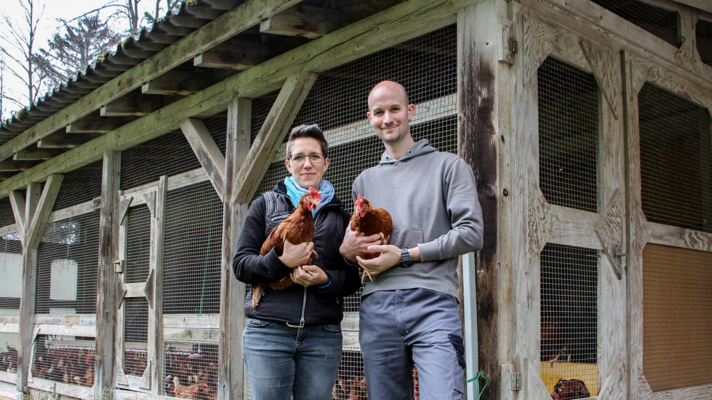 Mann und Frau mit Hühnern