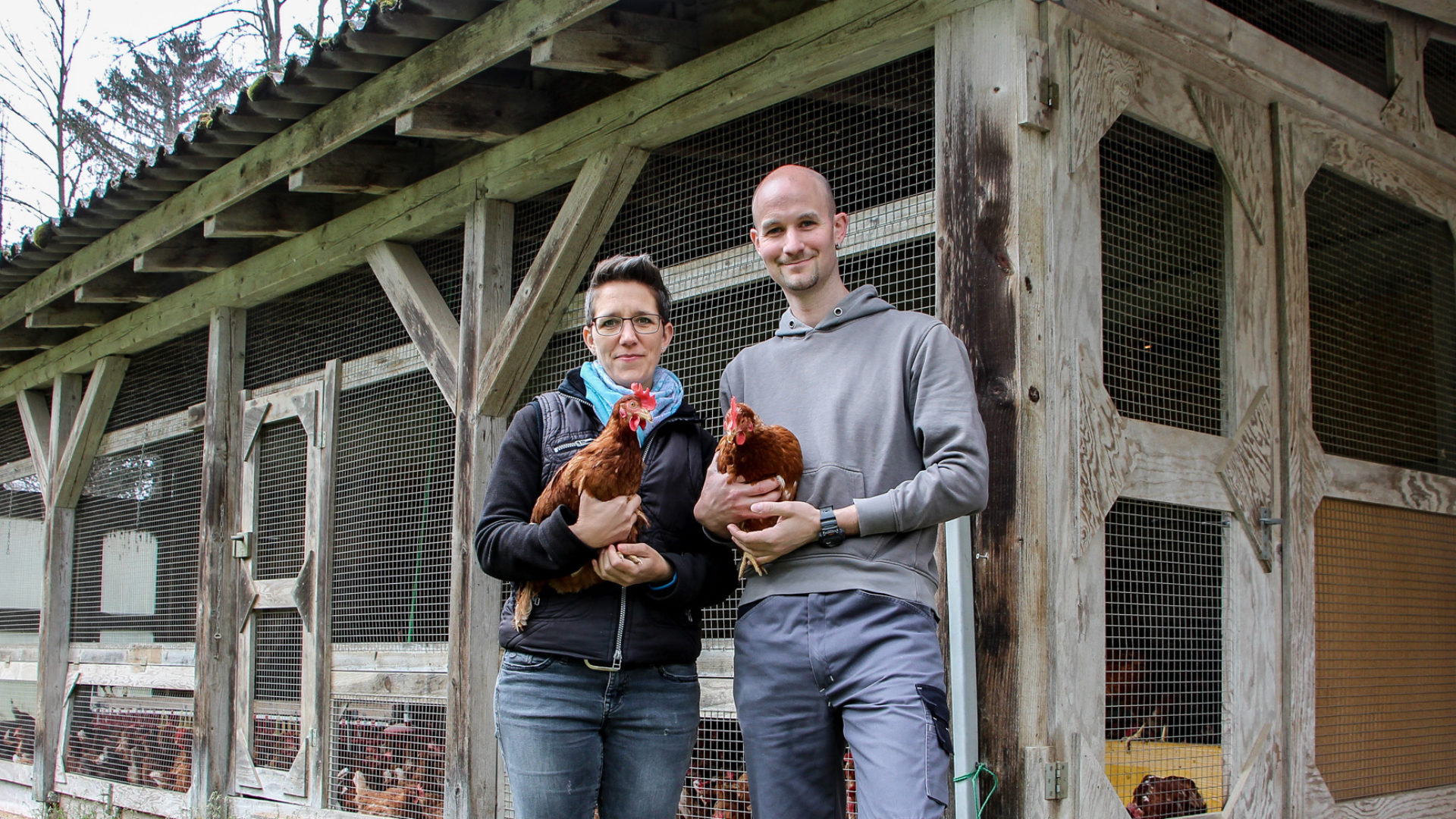 Mann und Frau mit Hühnern