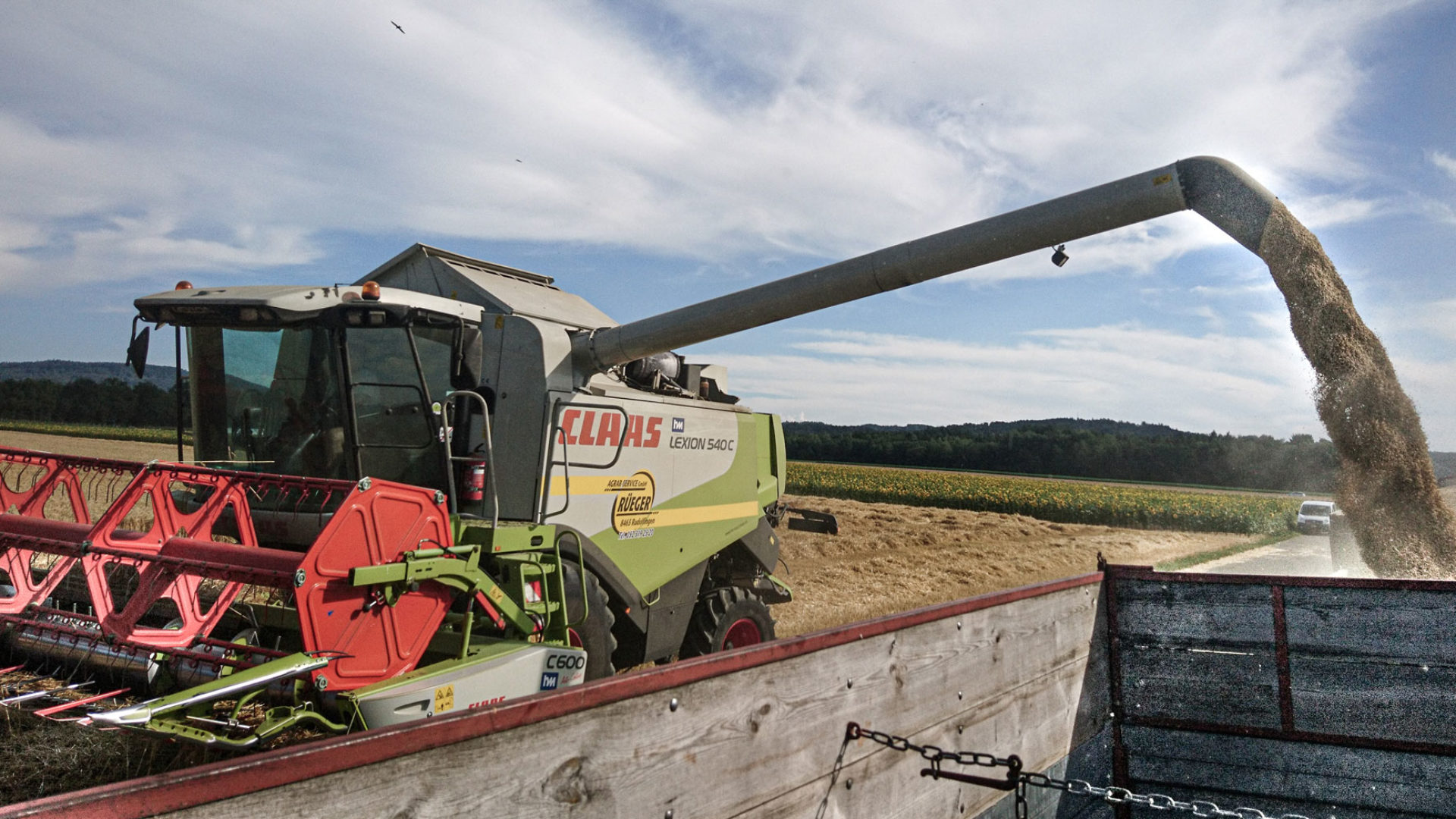 Traktor bei Getreideernte