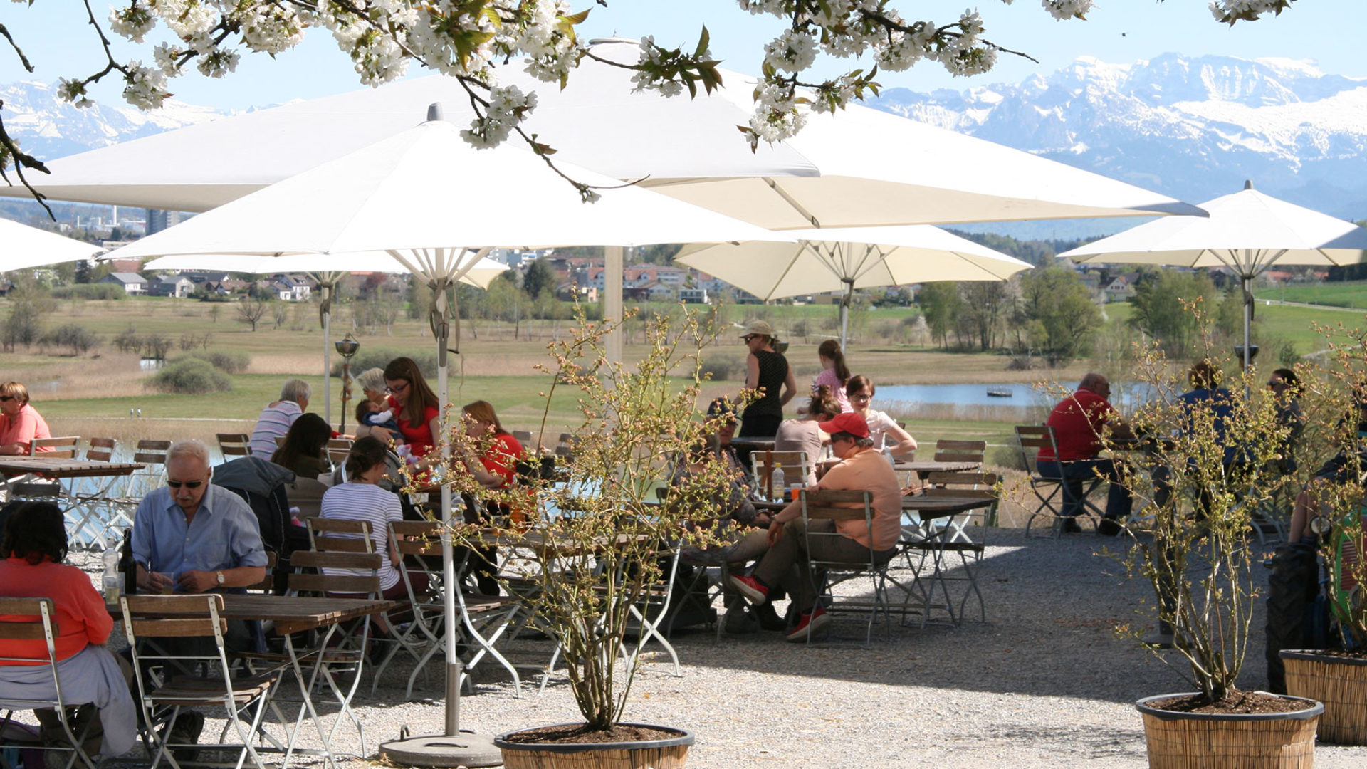 Restaurant Terrasse mit Aussicht auf See