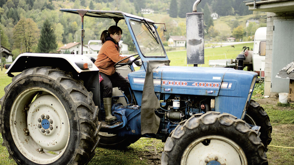 Junge Frau auf Traktor