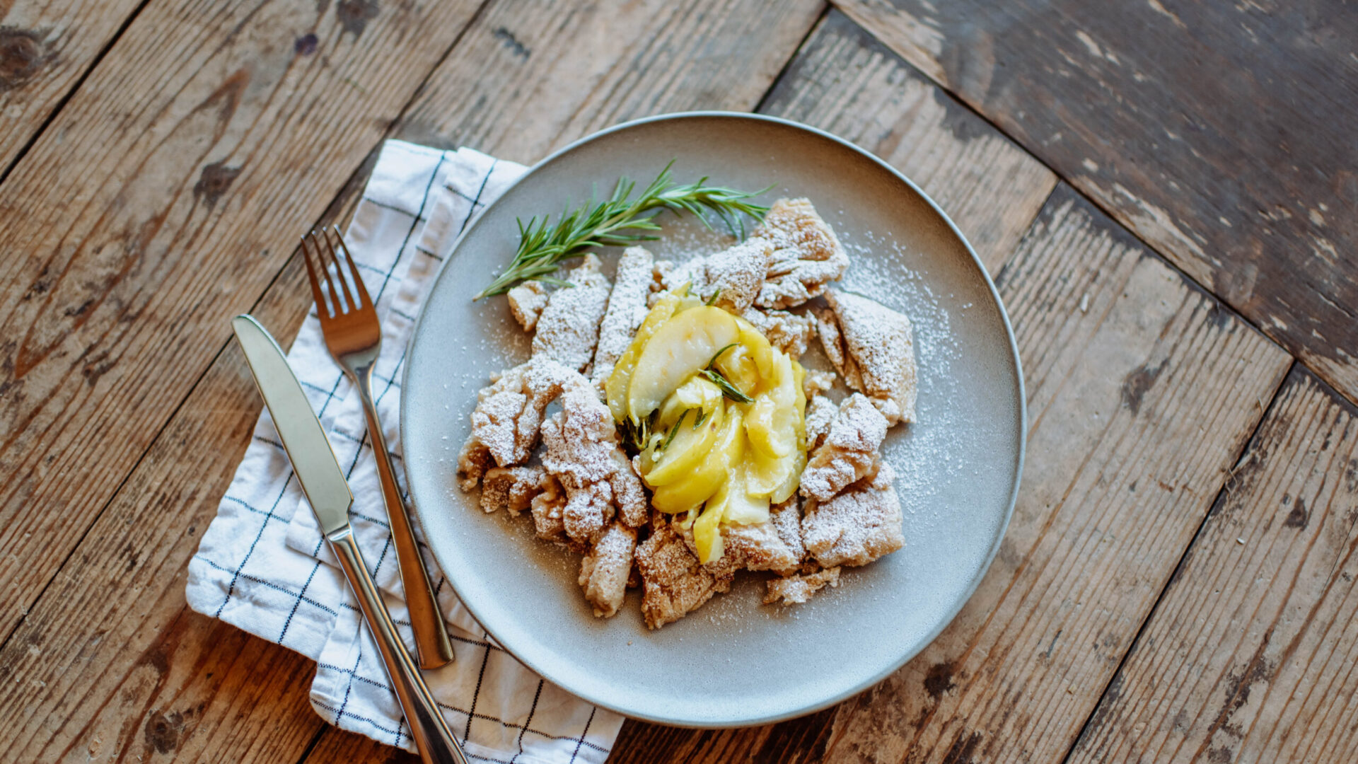 Veganer Kaiserschmarrn mit Apfelkompott