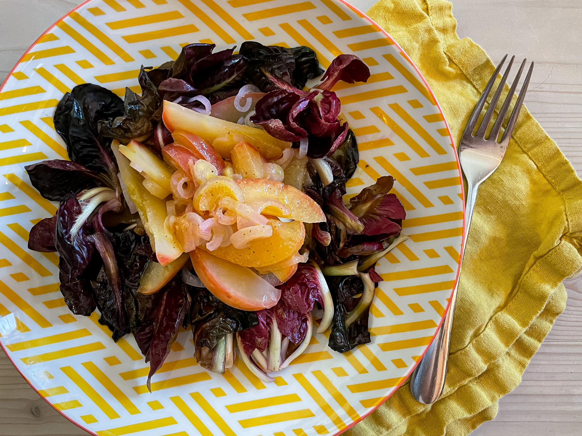 Lauwarmer Cicorino Salat - FeldFood Rezept auf Farmticker.ch