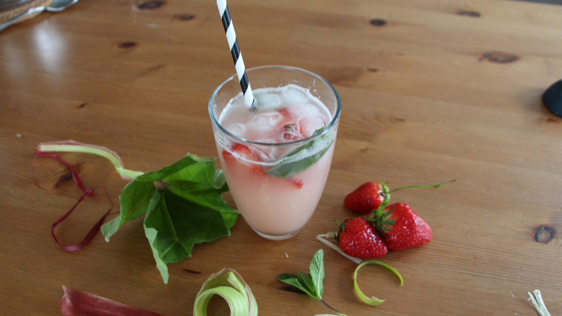 Erfrischende Rhabarber-Limonade - Rezept - FarmTicker