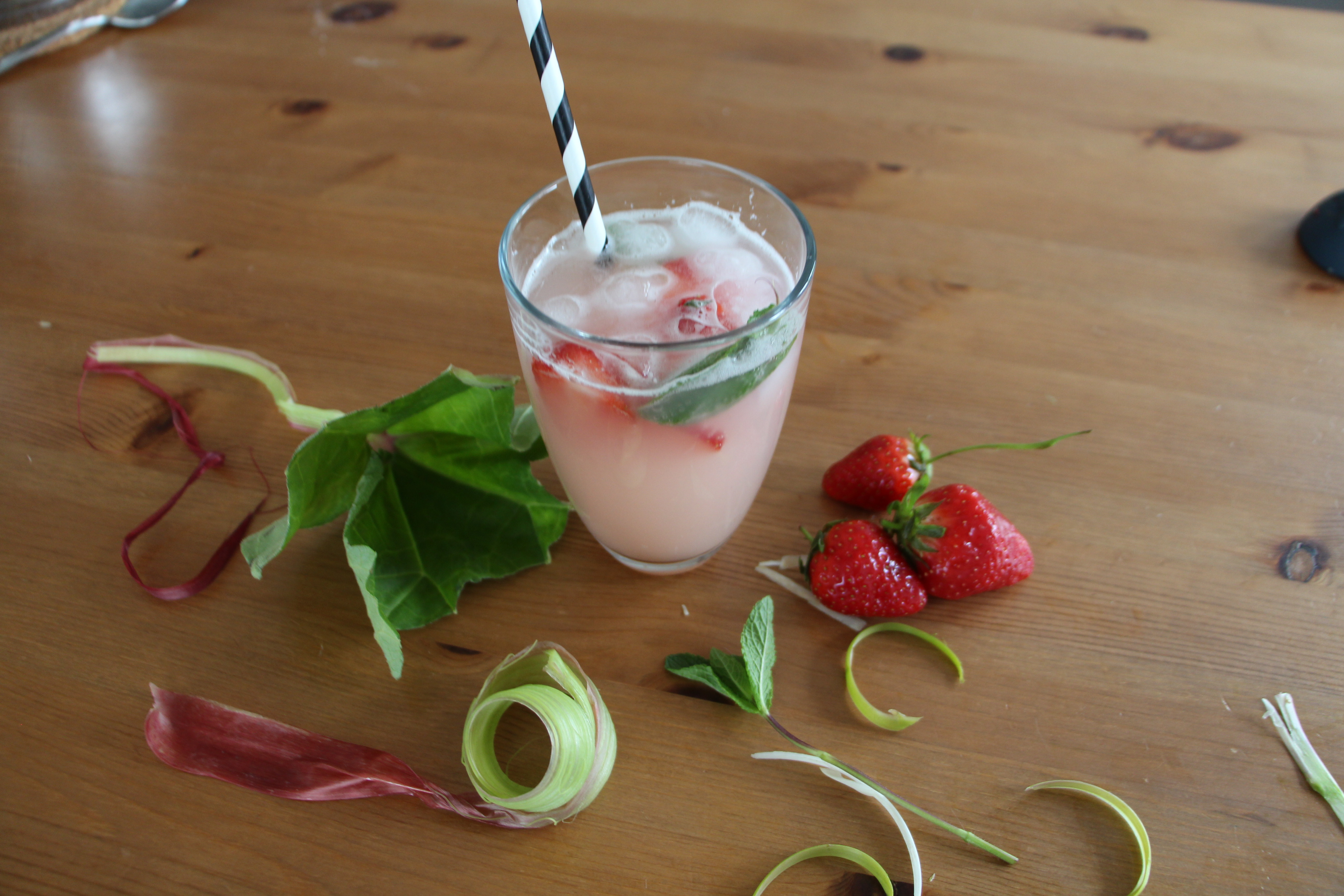 Erfrischende Rhabarber-Limonade