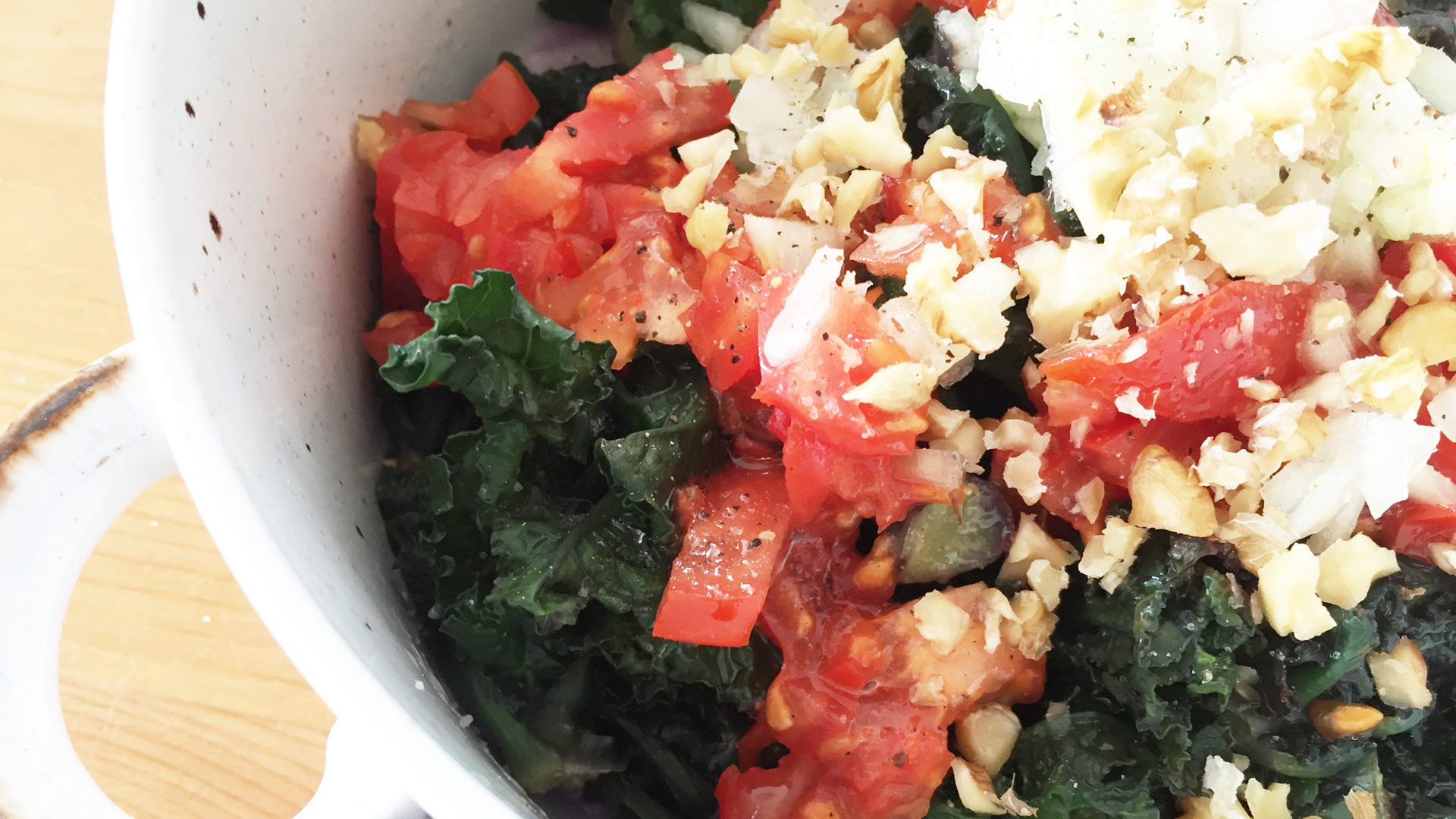 Flower Sprouts Salat mit Tomaten