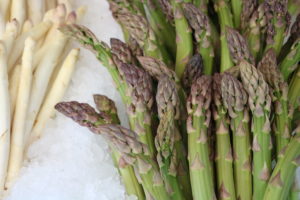 Grünspargeln auf Eis