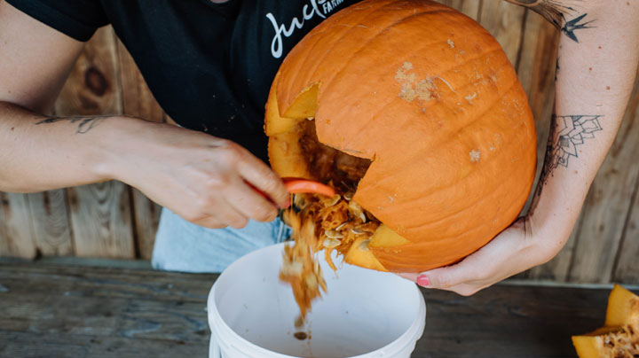 Halloweenkürbis aushöhlen