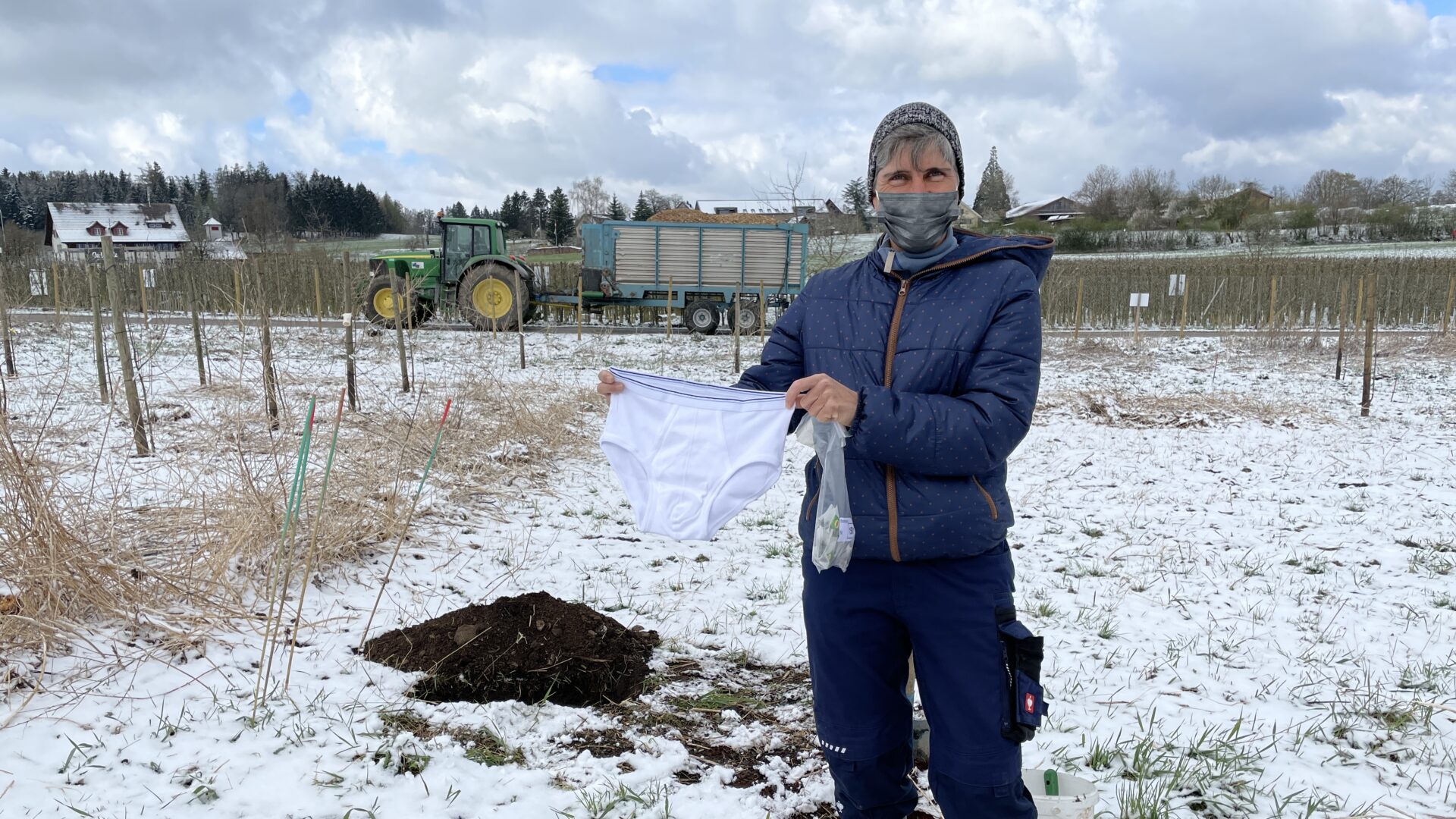 Unterhosen werden vergraben auf dem Juckerhof