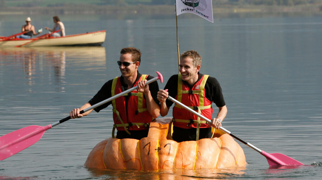 Beat und Martin im Kürbisboot