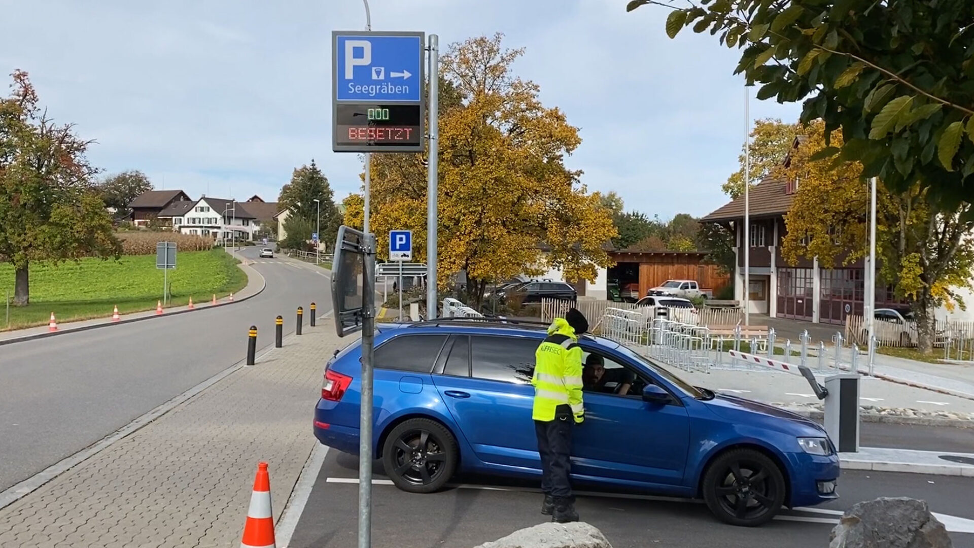 Parkplatz Einweisung Seegräben