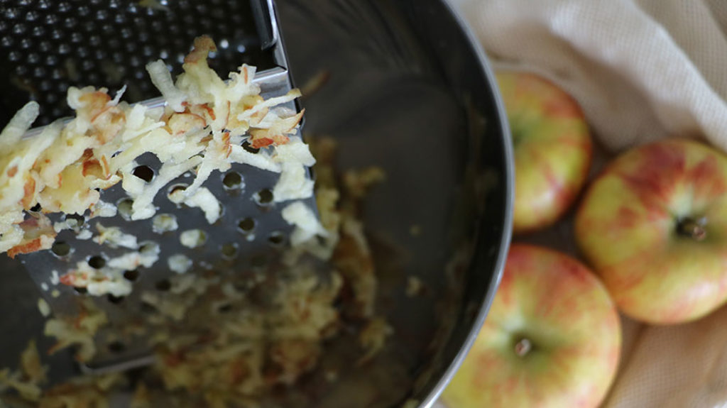 Äpfel werden gerieben