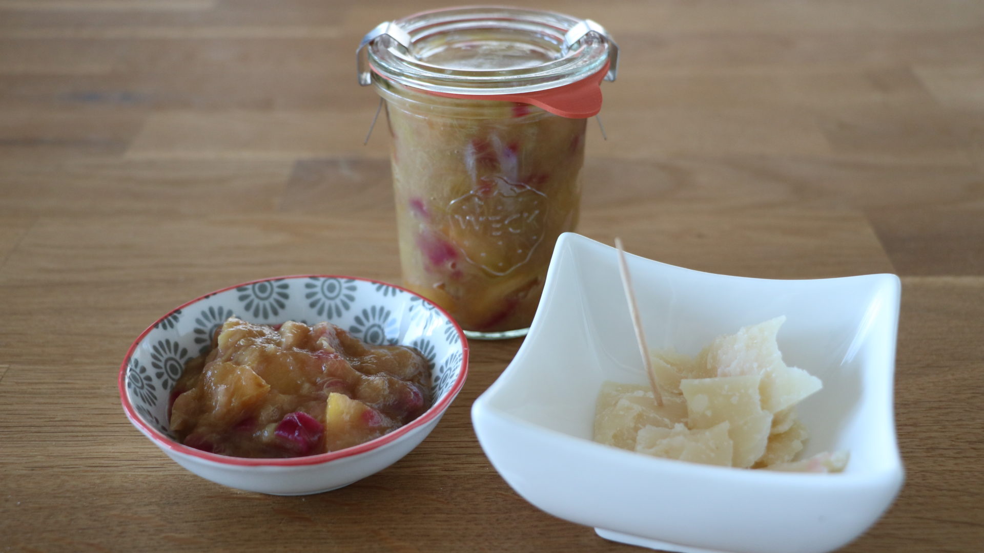 Rhabarberchutney mit Käsewürfeln