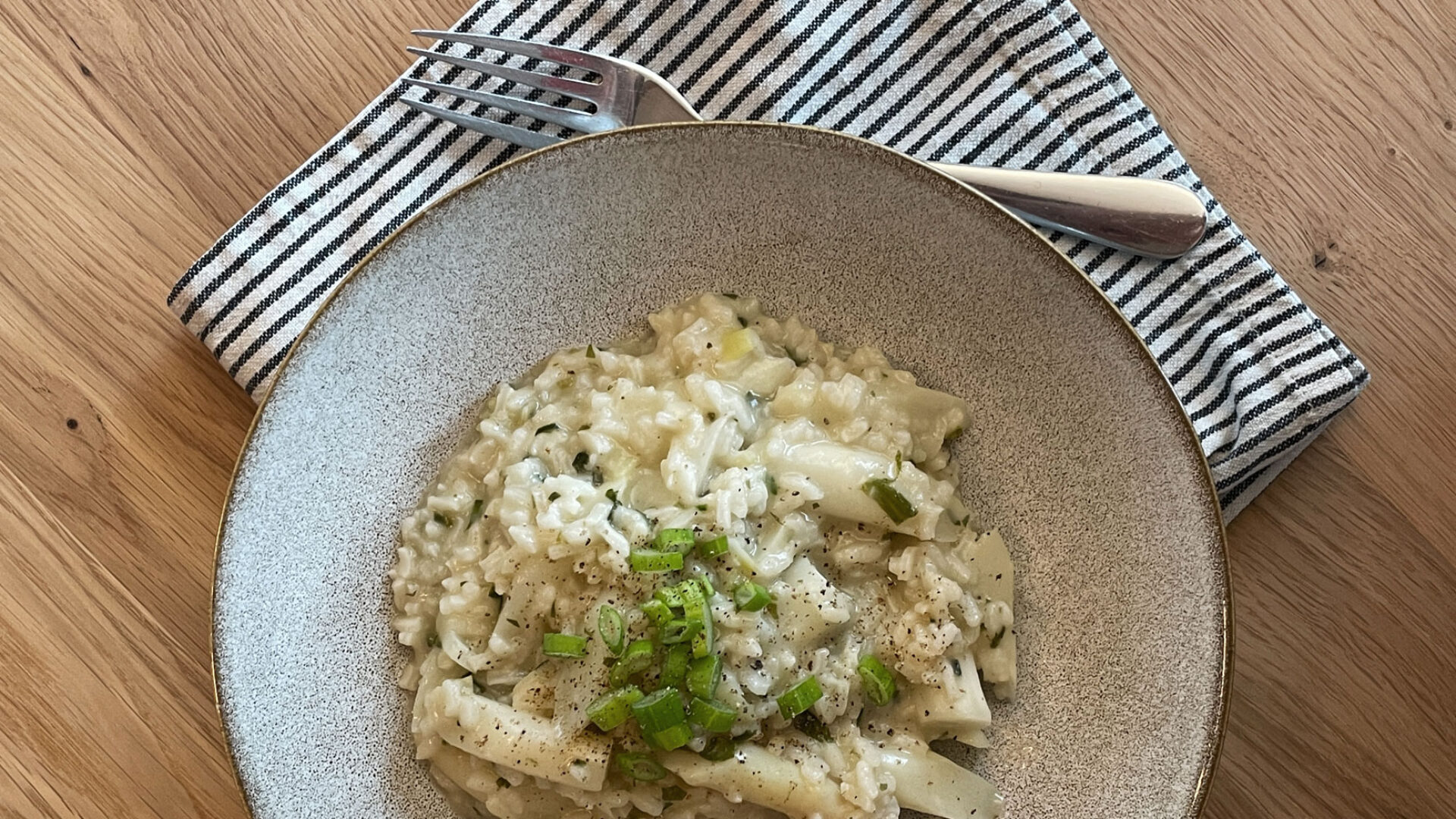 Spargelrisotto auf Holztisch