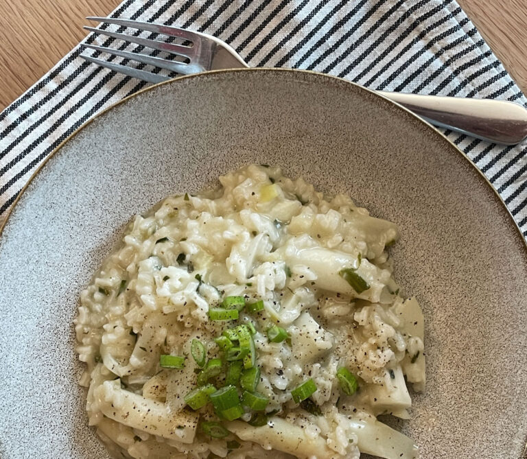 Spargelrisotto auf Holztisch