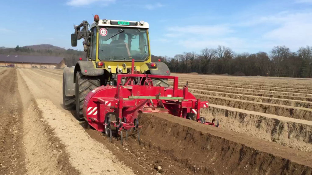 Traktor am Fräsen