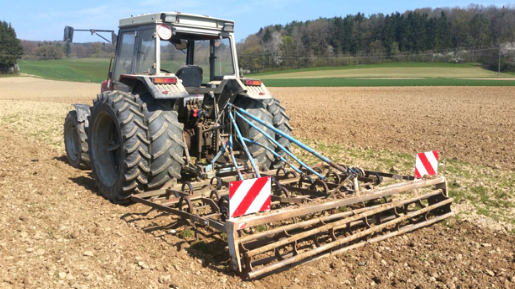 Traktor auf Kürbisfeld