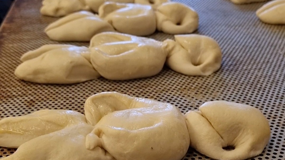 Formen kann man den Grittibänz, wie es einem gefällt. Er sollte einfach nicht zu dünn sein.