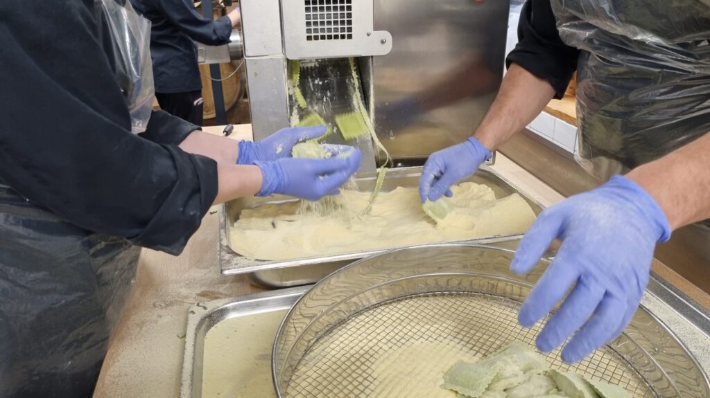 Bärlauchravioli kommen fertig aus der Maschine