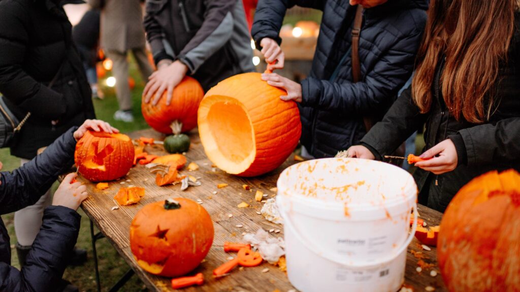 Halloween Kürbis schnitzen