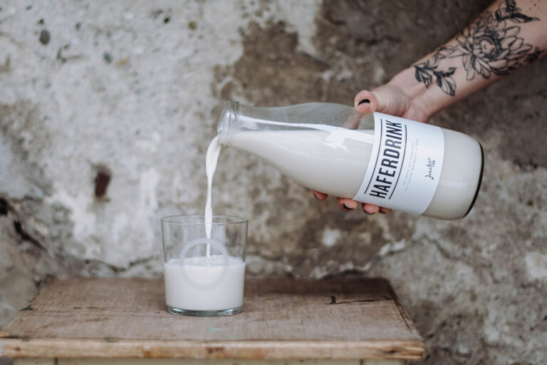 Jucker Farm Haferdrink einschenken