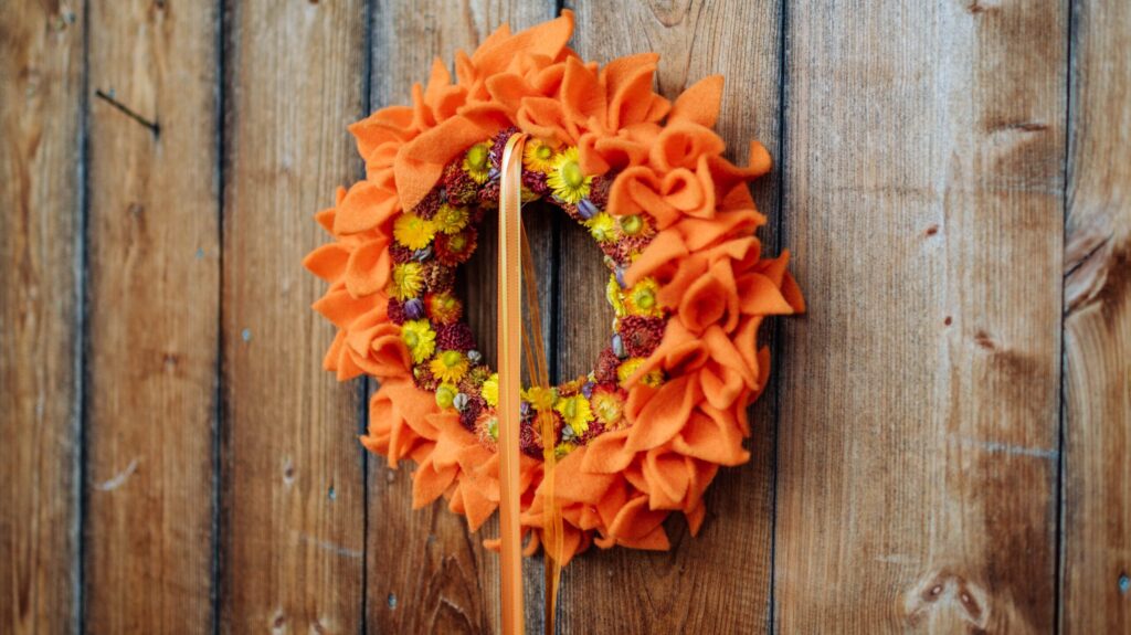 Kranz aus Trockenblumen und Filz