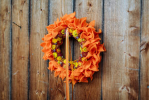 Kranz aus Trockenblumen und Filz