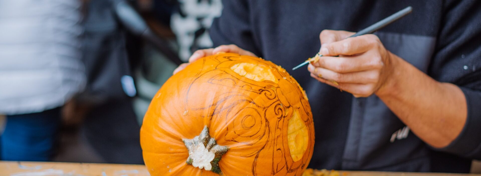 Halloweenkürbis schnitzen
