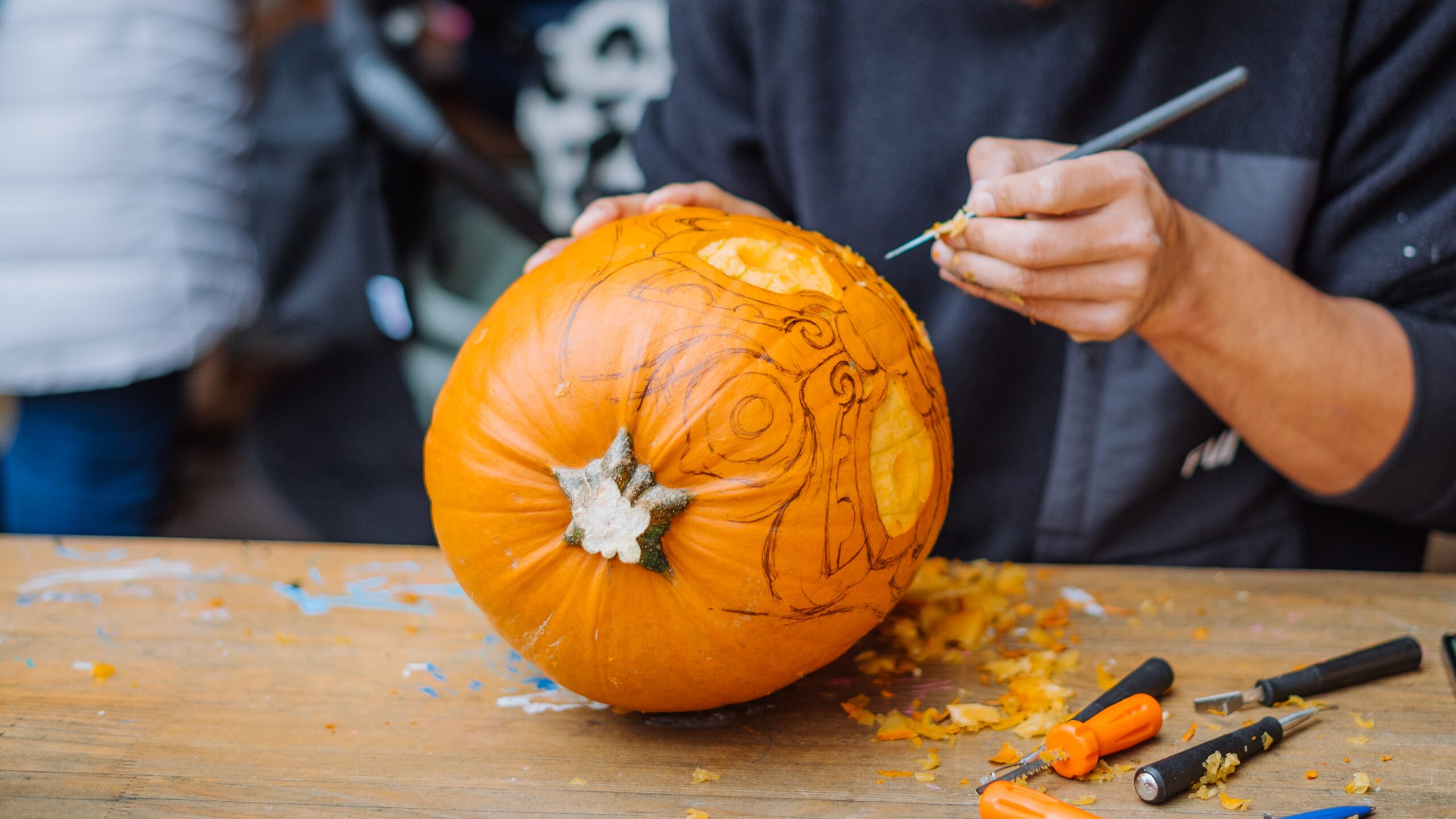 Halloweenkürbis schnitzen