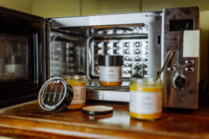 Mini Suppe mit Mikrowellendeckel in der MIkrowelle