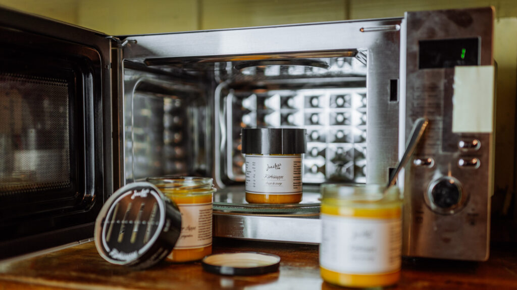 Mini Suppe mit Mikrowellendeckel in der MIkrowelle