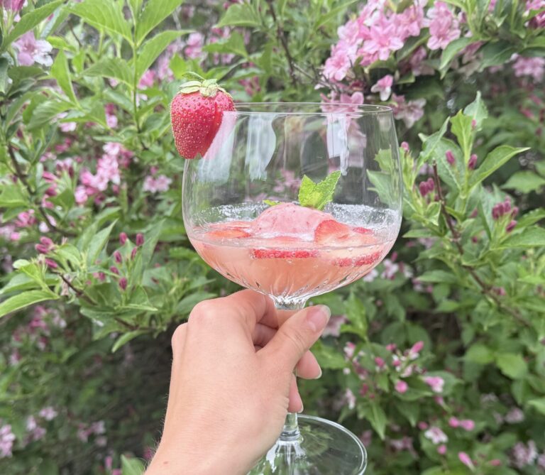 Erdbeer-Sprudeldrink mit hofeigenen Erdbeeren