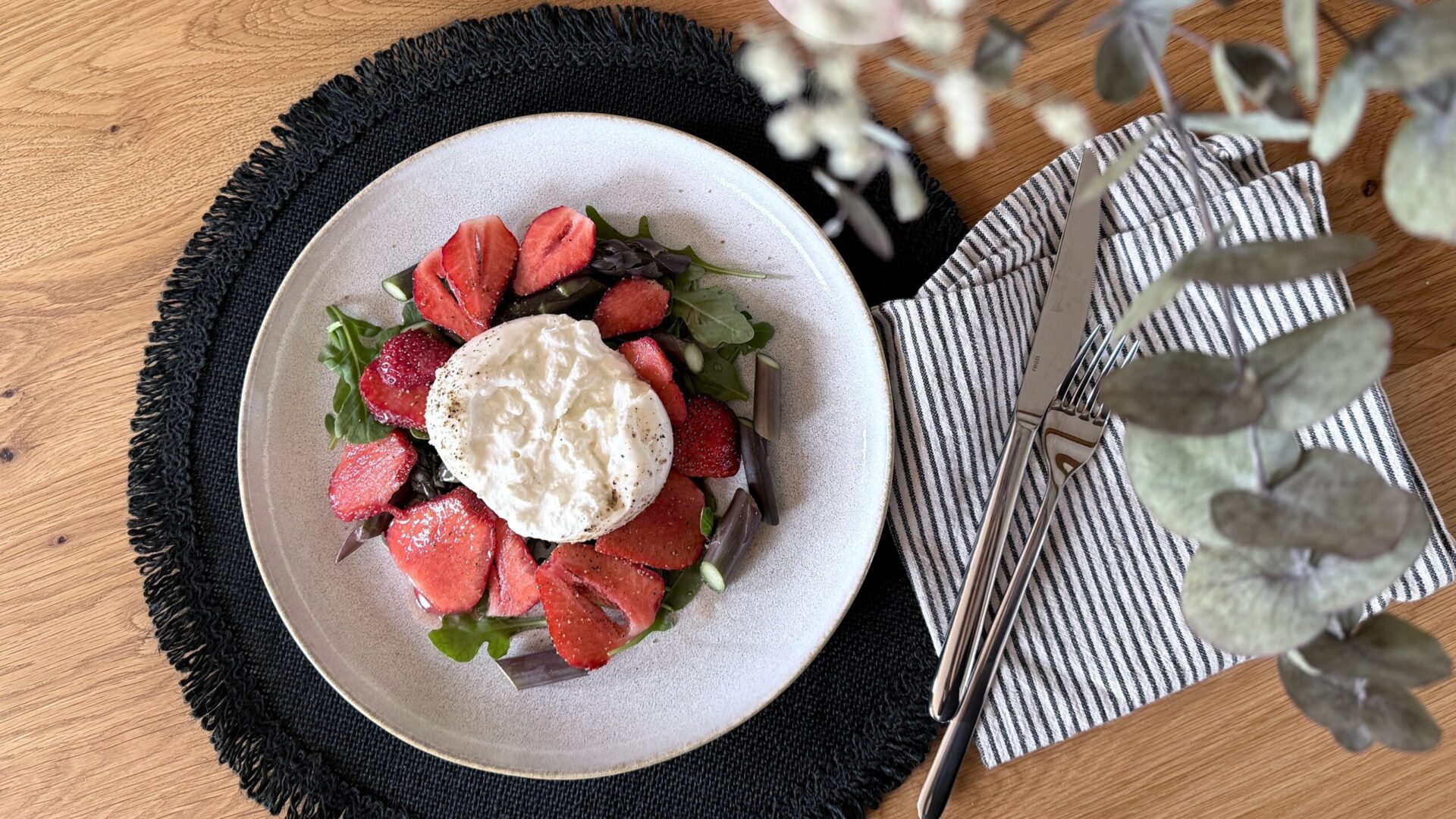 Spargelsalat mit Erdbeeren und Burrata