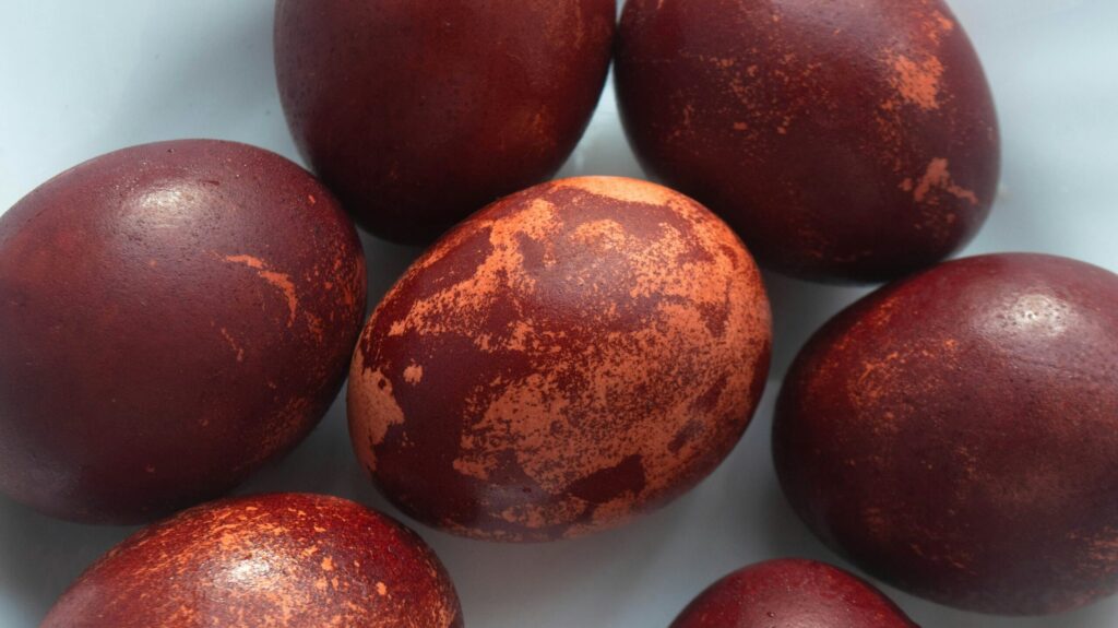 Eier rot gefärbt