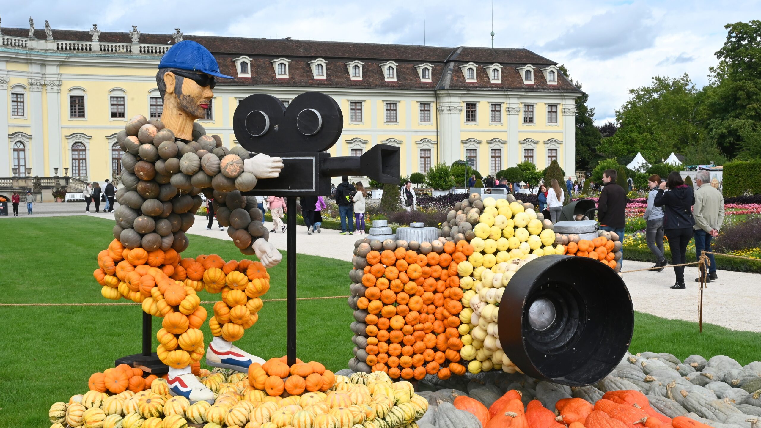 Im Blühenden Barock in Ludwigsburg hat's richtig viel Platz für die Kürbiskunstobjekte.