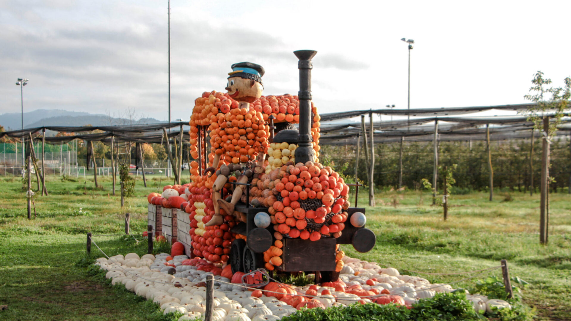 Jucker Farm Kürbisausstellung FEUER - Lukas und Emma die Lokomotive
