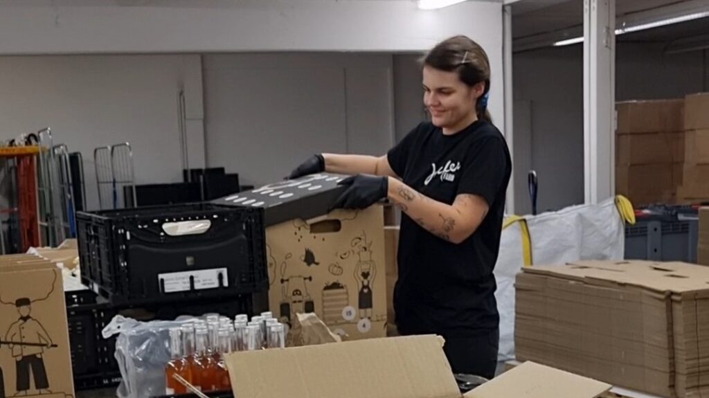 Olivia beim Packen