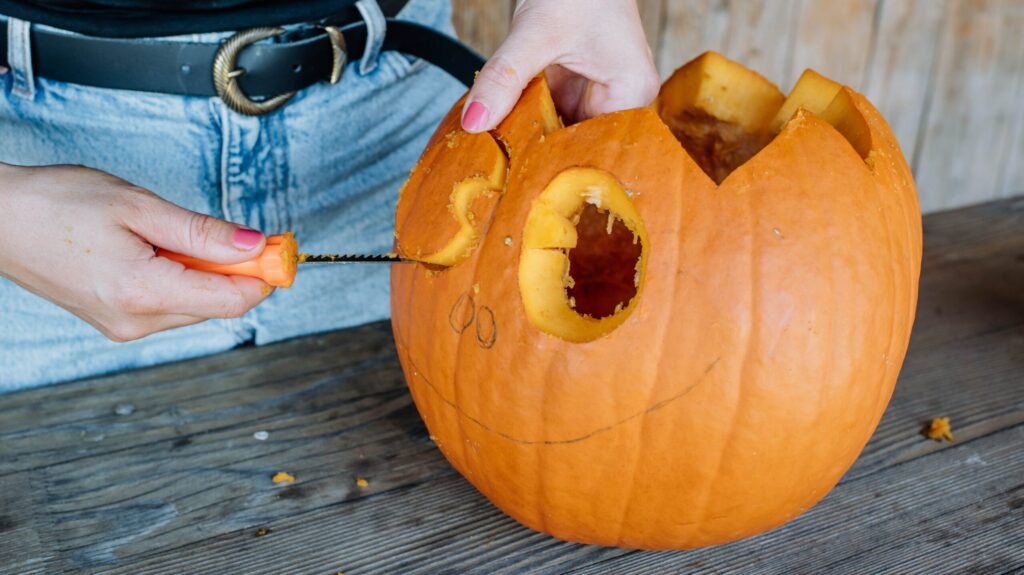 Halloweenkürbis schnitzen